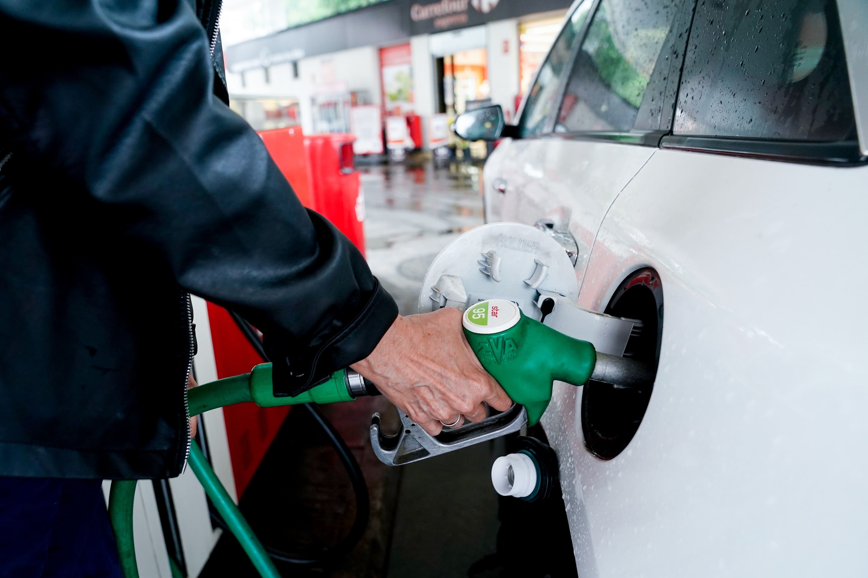 El Gobierno ultima una rebaja del IVA de los carburantes al 10% y ...