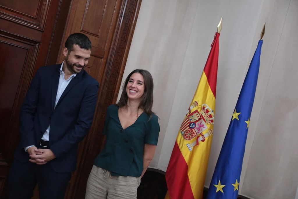 La ministra de Igualdad, Irene Montero, junto al teniente de alcalde de Alcorcón, Jesús Santos