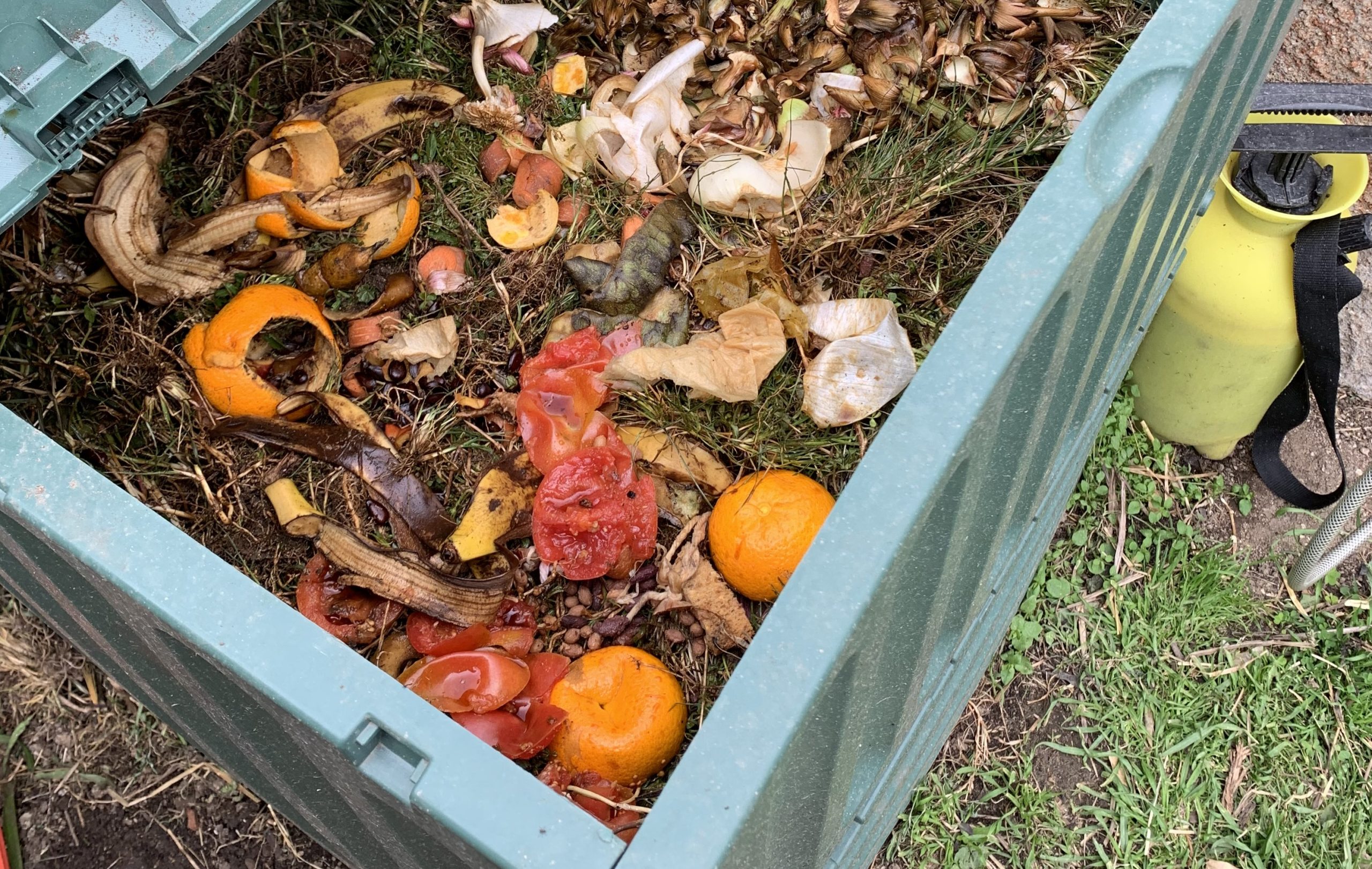 Los niños aprenden en el 'cole' reciclaje y compostaje