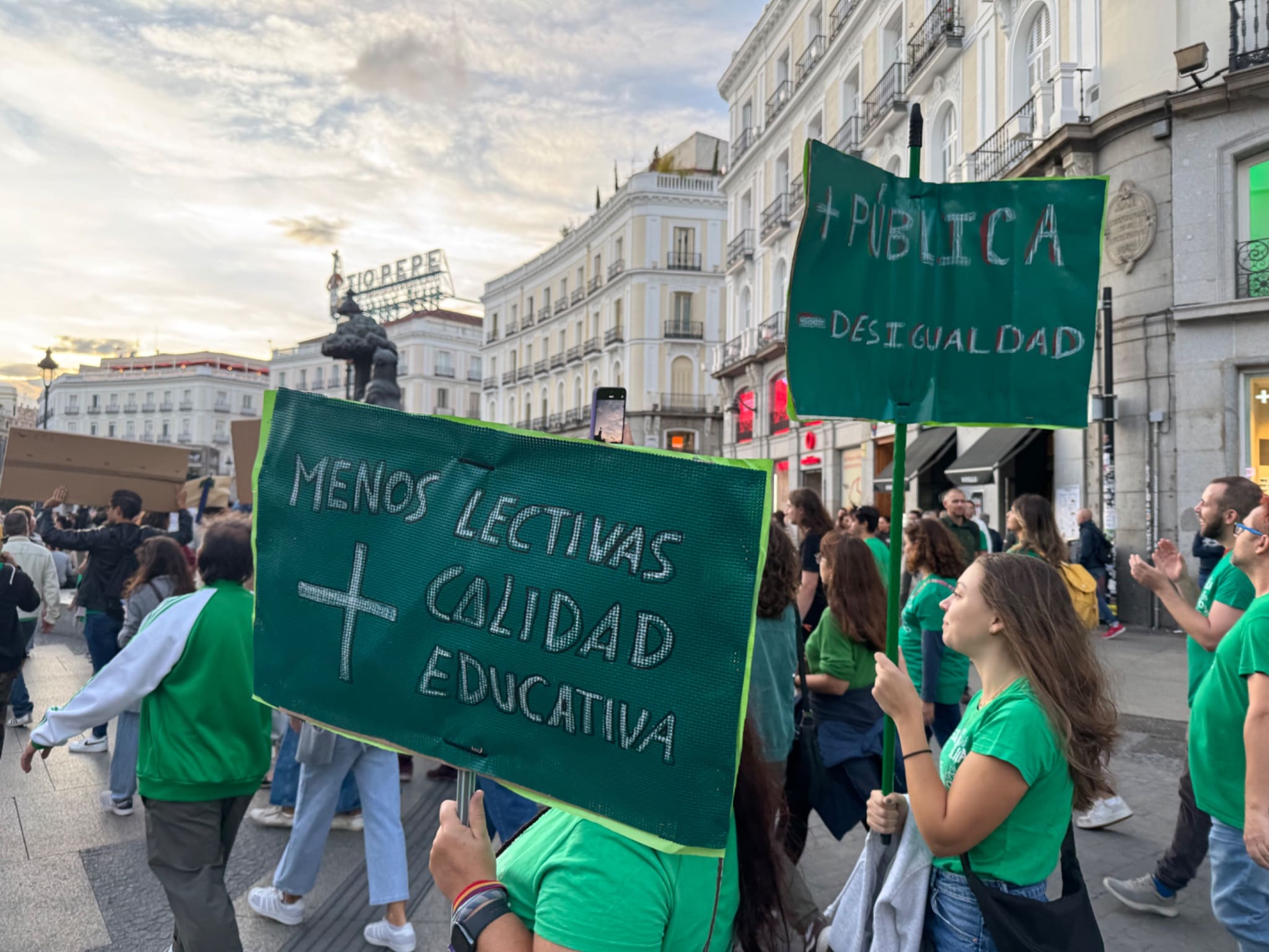 Concentración de profesores por la educación pública en Madrid ...
