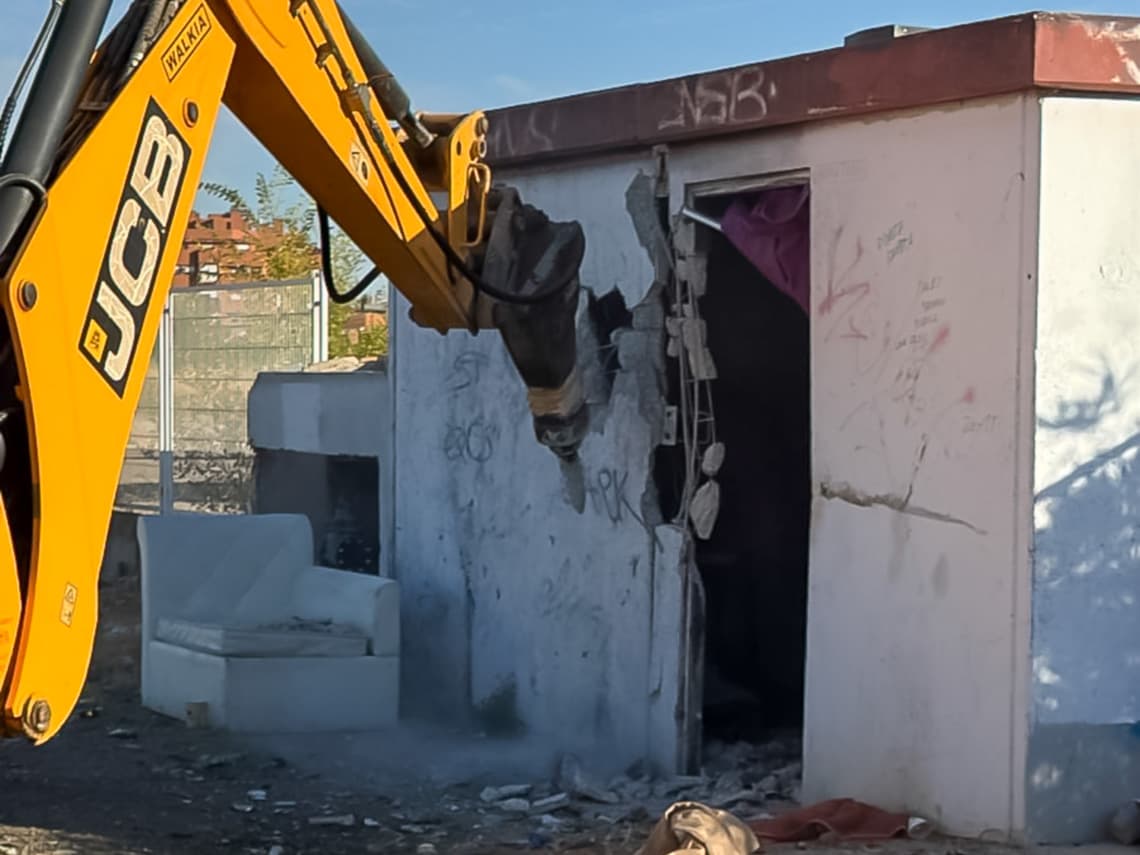 Torrejón derriba una caseta okupada en la calle Solana por ser 