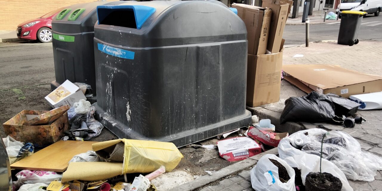 Vecinos de Ciudad Lineal protestan por la tasa de basuras