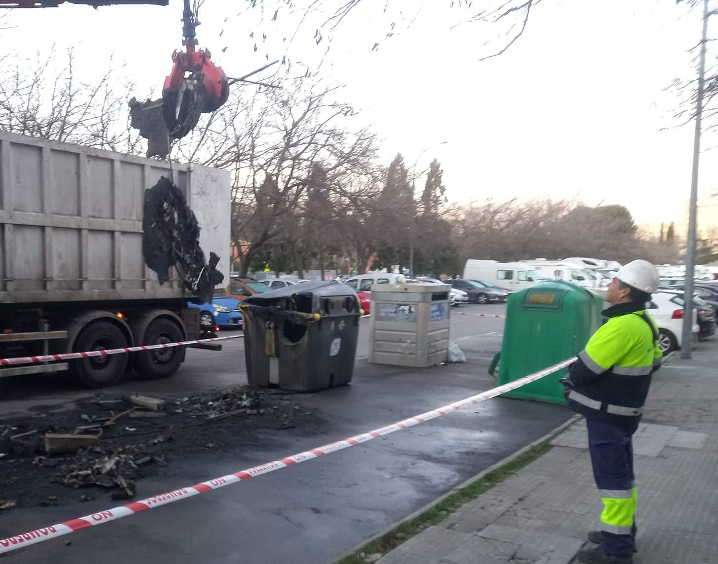 Investigan la quema intencionada de cinco contenedores de basura en ...